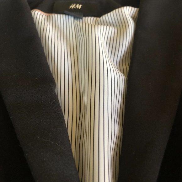 Very stylish H&M black blazer, dress up or dress down. - Picture 3 of 6